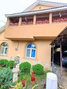 Casă modernă cu panouri fotovoltaice și termosemineu în Turda