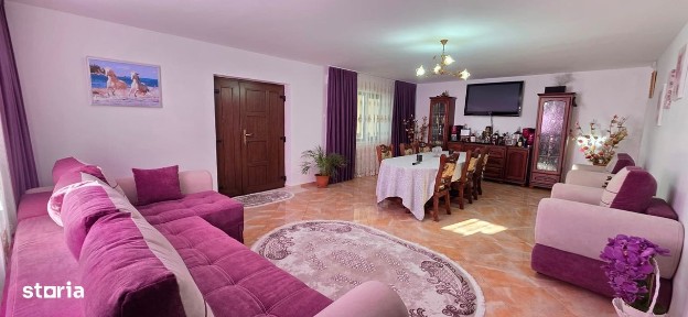 Vilă din cărămidă mobilată și utilată, 331 mp utili și teren 2.600 mp