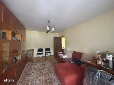 Vanzare - Apartament 3 camere, etaj 4 cu acoperis, finisaje medii, cu