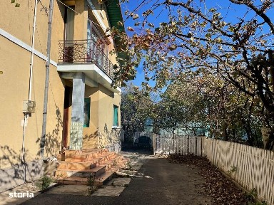 Casă / Vilă spațioasă cu curte generoasă în Urlați