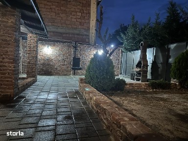 Casă cu 2 niveluri + curte + parcare - Zona Lipovei