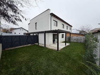 NOU! Casă moderna cu 4 camere, curte proprie și poziție excelentă