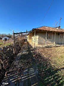 Casă bătrânească (teren generos)