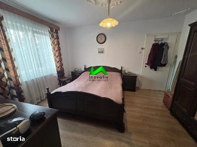 Apartament de vanzare 3 camere zona Vasile Aaron