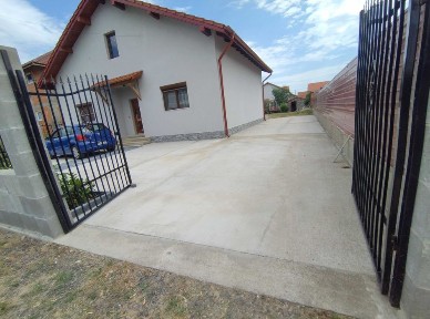 Casa 3 camere bucatarie baie Livada