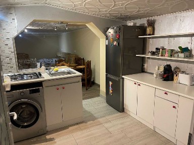 inchiriez apartament intr-o casa cu curte comuna si parcare