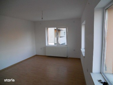 garsoniera ap, 3 camere (100 mp), et 2 in imobil privat, zona Lisimed