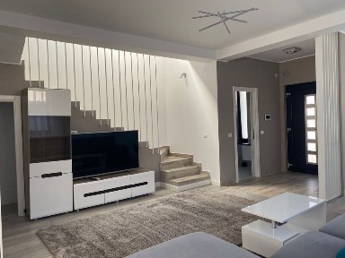 Inchiriez in regim hotelier vila