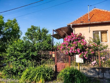 Casa individuala reabilitata termic si teren intravilan, 2382 mp Aiton