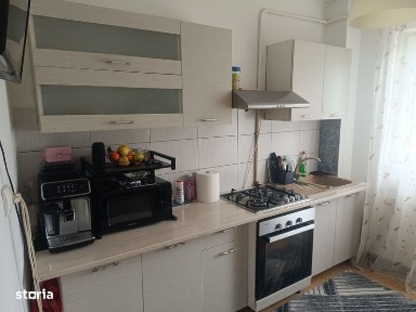 INCHIRIEZ APARTAMENT cu 3 camere in centru