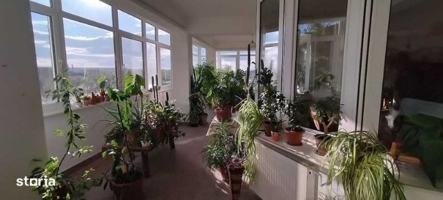 Vand apartament extra spatios, cu garaj