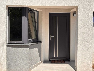 De închiriat casă nouă de locuit cu 3 camere mobilate