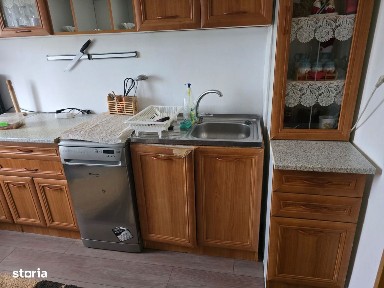 Vând apartament cu 2 camere,etaj 2,zona centru,mobilat