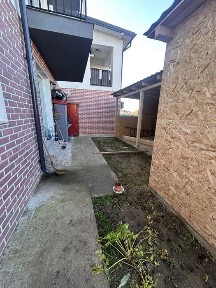 Apartament cu curte de vanzare