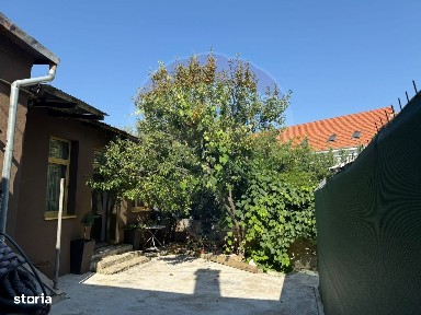 Casă insiruită cu 3 camere cu intrare și curte proprie în Centru Turda