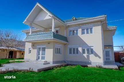 Casa cu etaj in Agas, eleganta clasica si mobila sculptata manual in l