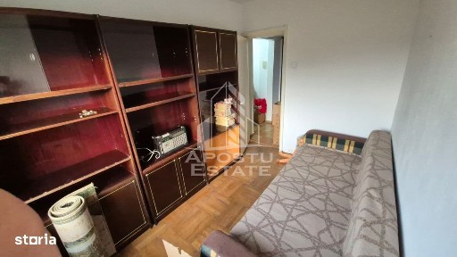 Apartament cu 3 camere, balcon, zona Sagului