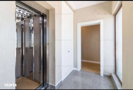 Penthouse cu 3 camere, balcon și garaj, central