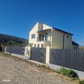 Casa cu etaj, trei dormitoare, trei bai si beci