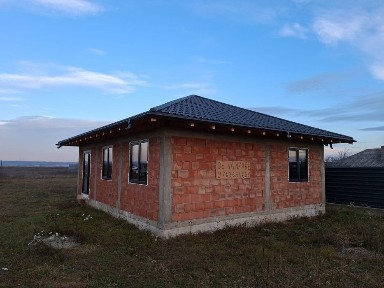 Casa de vanzare sau parcele de teren 700mp.