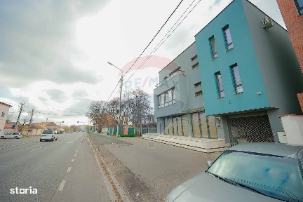 Clădire multifuncțională de vânzare - spațiu comercial + 2 apartamente