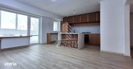 Apartament samanta cu 3 camere in zona Polivalenta