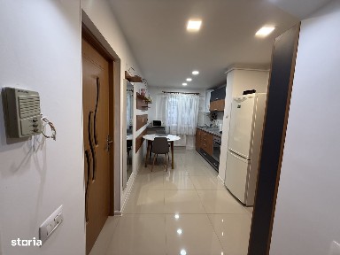 vand apartament 3 camere si 2 garaje