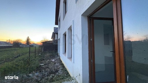 Casa duplex cu 2 locuri de parcare