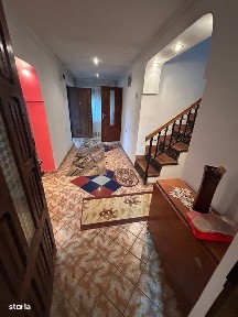 De vanzare casa la 5 min de Roman, 3 camere,teren de 817mp,Pret 99000e