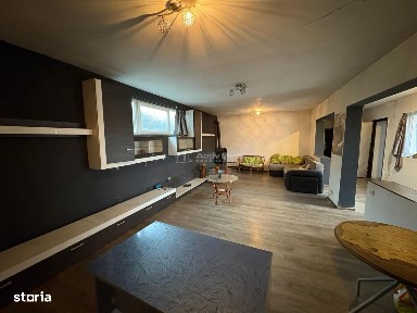 Bocsa Romana, Casa 8 Incaperi, Strada Principala.