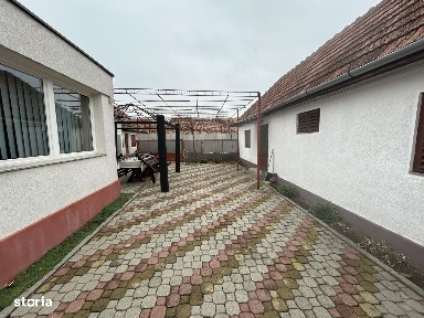 Vand casa mare caramida (2 corpuri cladire)renovat in Livada, st.850 mp