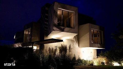 Casă-concept cu arhitectură modernă, situată lângă pădure