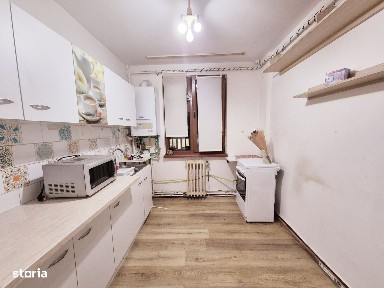 Apartament cu 3 camere, decomandat, etaj 3