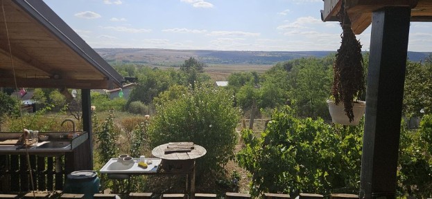 Casa 3 camere, bucatarie, baie, beci si teren 4600 mp, panouri solare