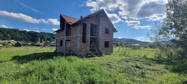 Casă la roșu + teren în localitatea Șieu, Maramureș