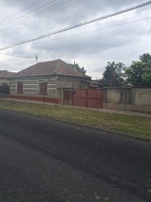 2 case impreuna la soseaua principala in Iratosu