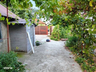 Proprietar, vand casa la curte.