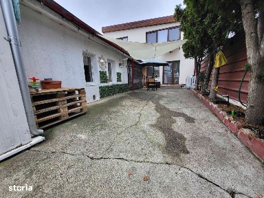 2 Case în curte comuna