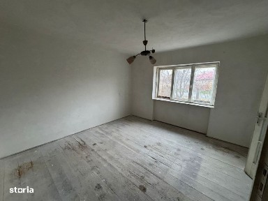 De vanzare casa 2 camere - str. Aurel Vlaicu