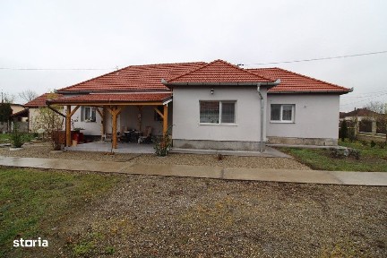 Vând gospodărie în Hunedoara, zona Peștișu Mare, teren 1.104mp.