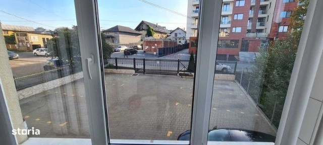 Vind apartament in bloc cu curte inchisa si spatiu de parcare