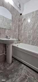 De inchiriat apartament nemobilat cu 2 camere, renovat, 200 euro