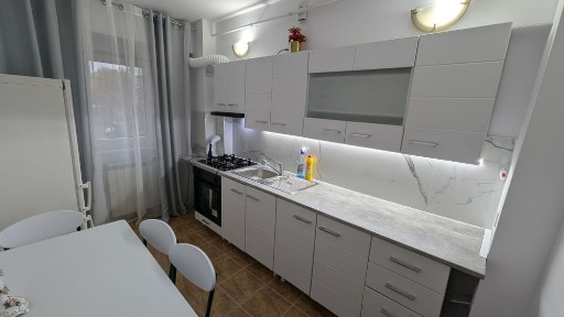 Închiriez apartament cu două camere!