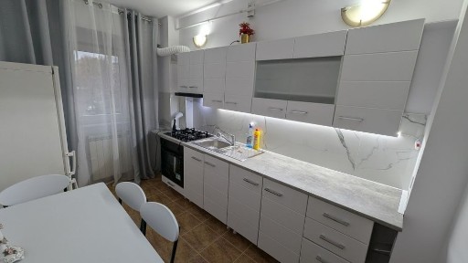 Închiriez apartament cu două camere!