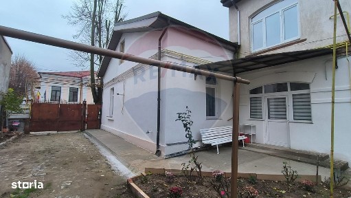 Casă cu 3 camere de vânzare în zona Centrală