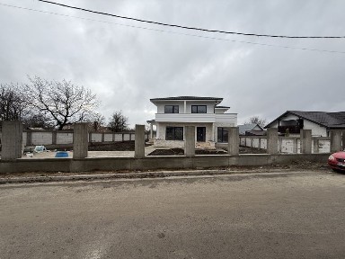 Vând casă in Aroneanu in cenntru