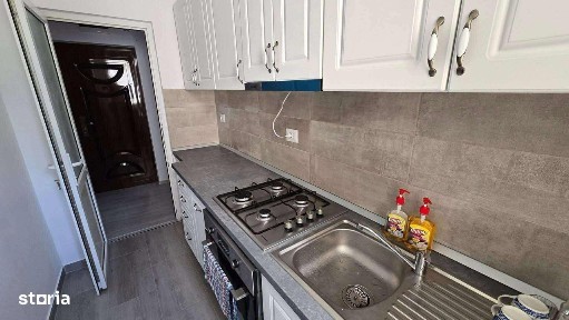 Ofer spre închiriere apartament cu 3 camere et 1