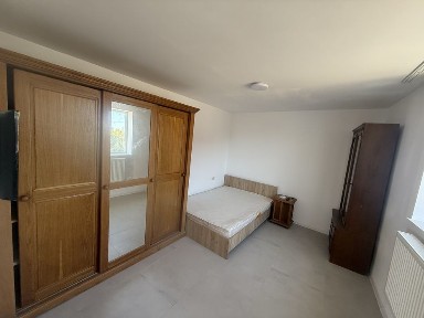 Apartament de inchiriat la curte Valu lui Traian cazare muncitori