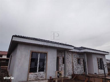 Duplex pe plan - 3 bai - asfalt - toate utilitatile.