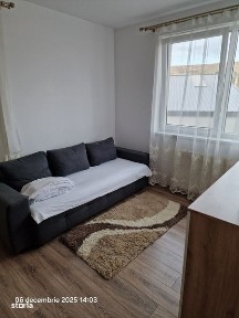Pers fizica oferim spre închiriere apartament 2 cam cu parcare.